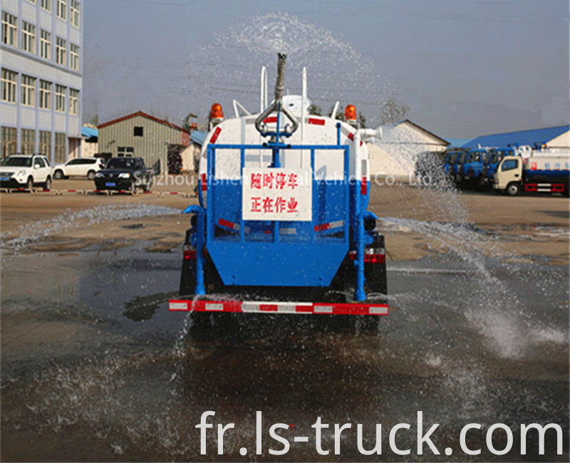 WATER SPRINKLER TRUCK